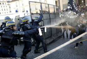В Париже протестуют против выборов - ФОТО